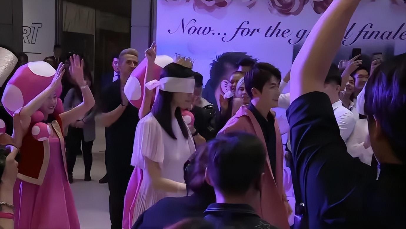 8868体育官方入口-陈学冬罕露面出席奚梦瑶何猷君婚礼，晒婚礼合照喊话：要幸福